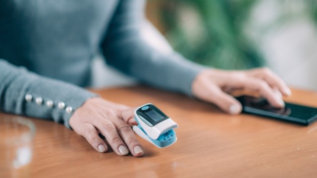 What does a pulse oximeter measure?